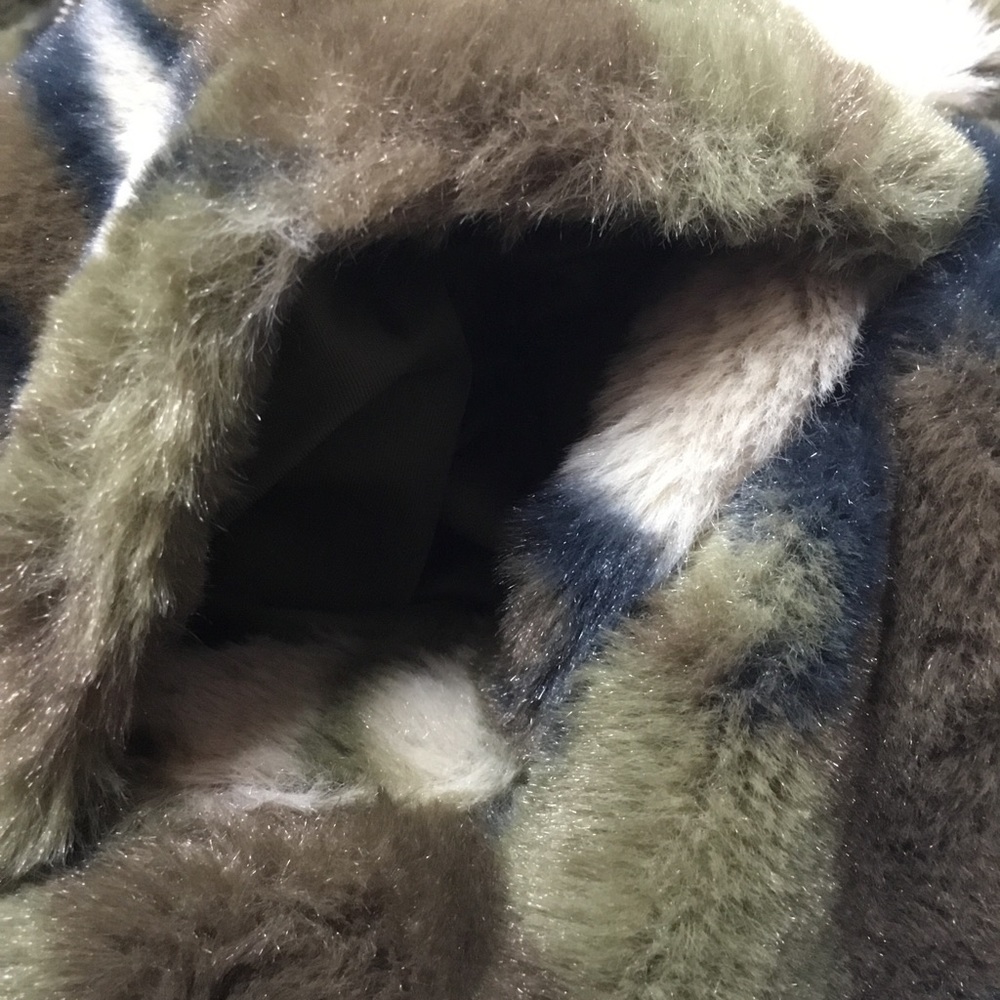 Lucky & Blessed Women’s Faux Fur Camouflage Vest Size 3X - Picture 3 of 6